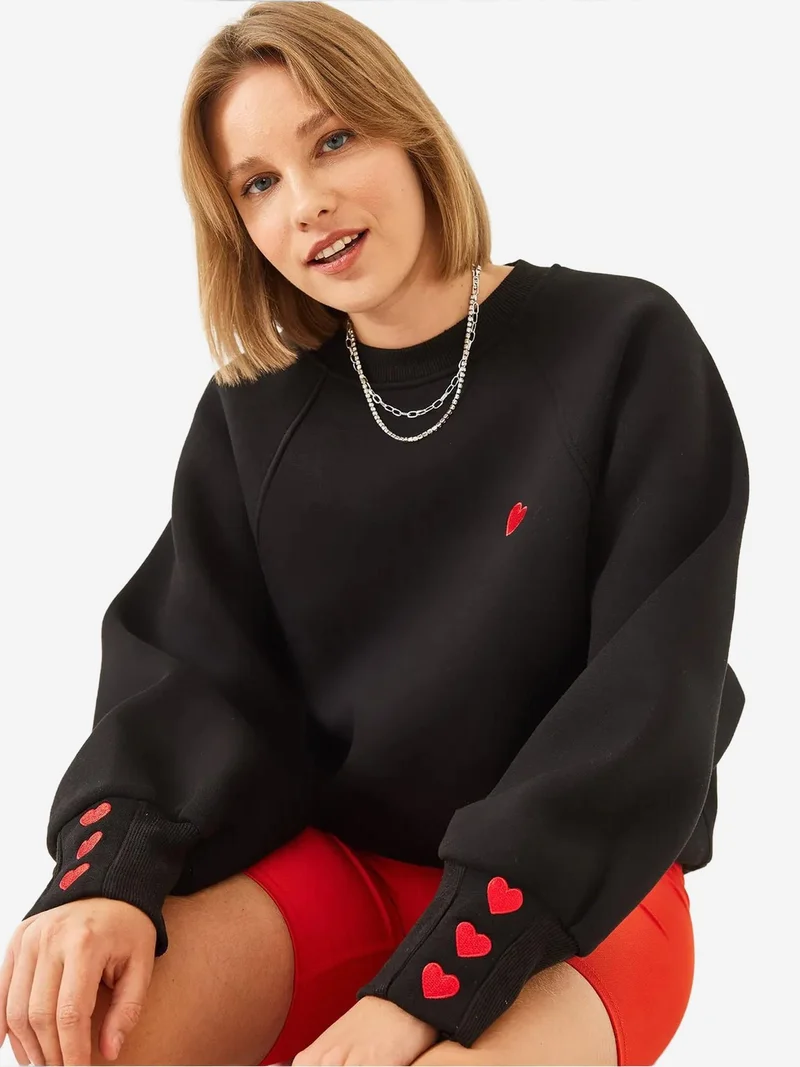 Bianco Lucci LUCCI Embroidered Crew Neck Long Sleeve Sweatshirt