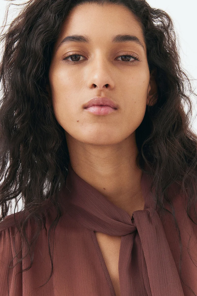 اتش اند ام بلوزة من الشيفون برباط على الرقبة