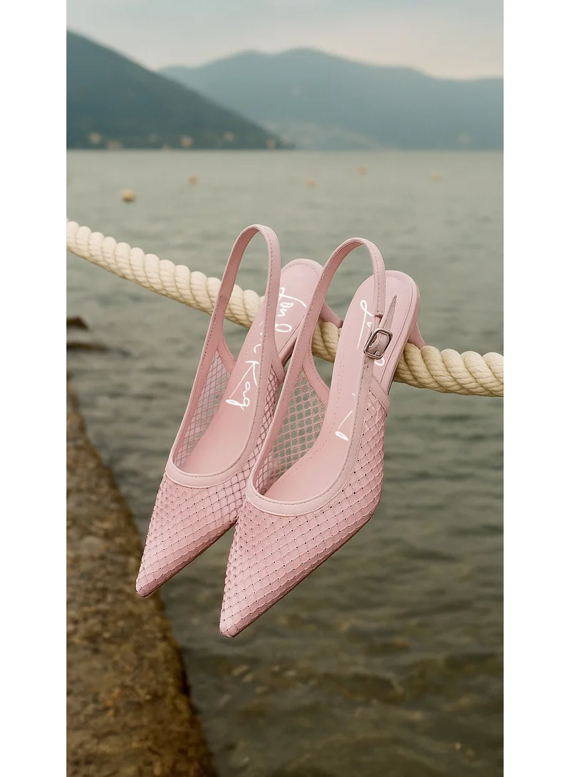 لندن راج حذاء مفتوح من الخلف مزين بأحجار الراين باللون الوردي