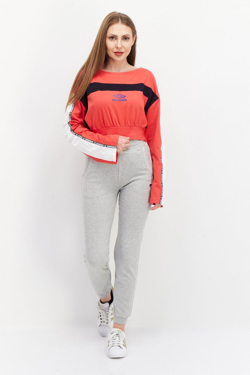 umbro تي شيرت قصير رياضي نسائي بشعار العلامة التجارية، أحمر - Image 3