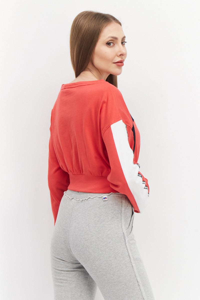 umbro تي شيرت قصير رياضي نسائي بشعار العلامة التجارية، أحمر - Image 2