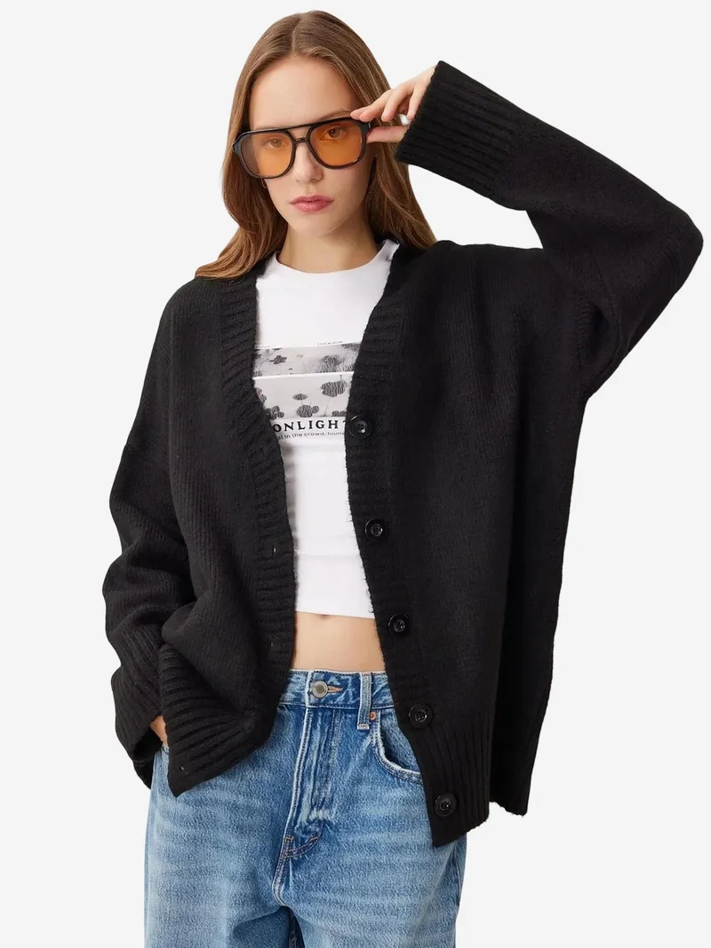 Lovely Istanbul ISTANBUL Oversized Buttoned V-Neck Cardigan