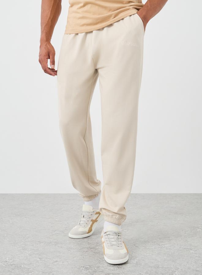 ستايلي بنطلون رياضي فضفاض مطاطي مزين بنقوش خطية - Image 1