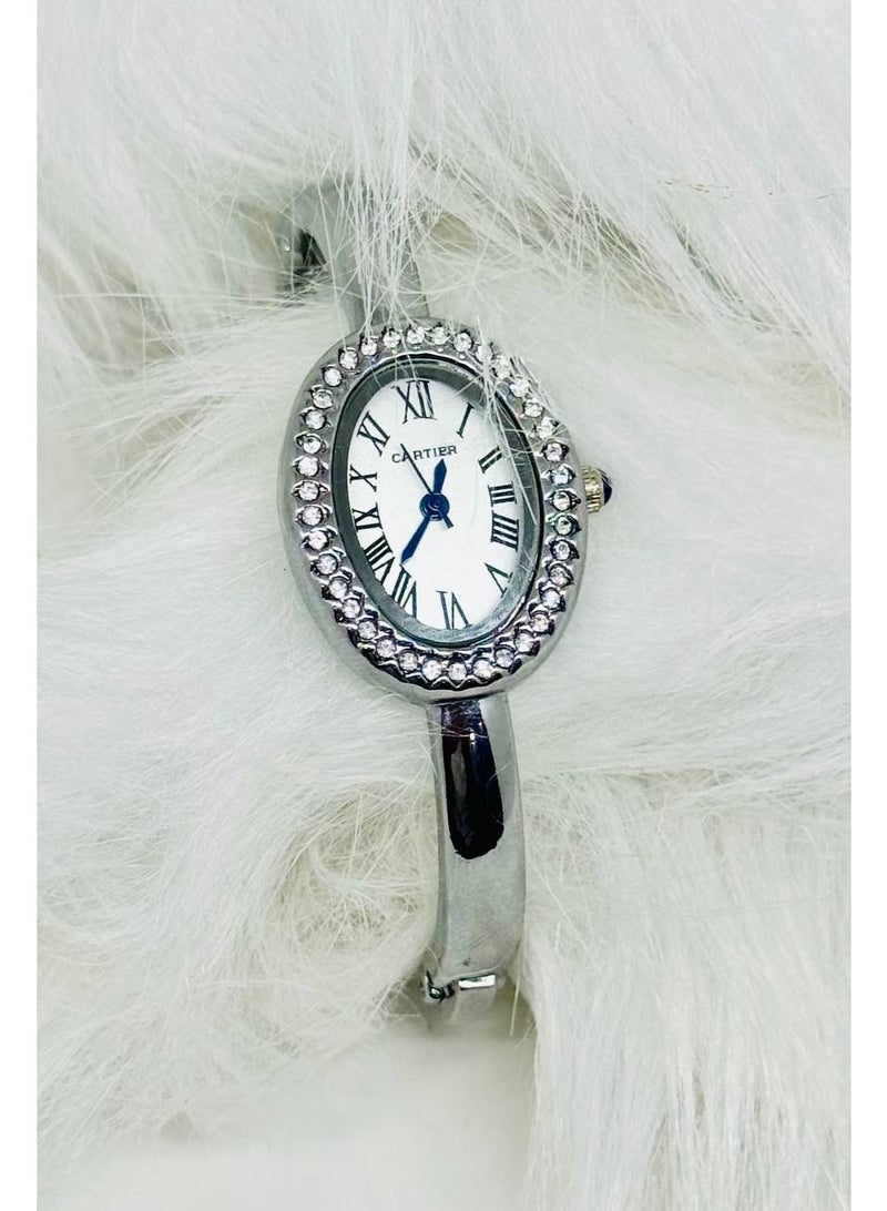 كارتييه ساعة نسائية بسوار ثابت مرصعة – تصميم بيضاوي فضي بأرقام رومانية