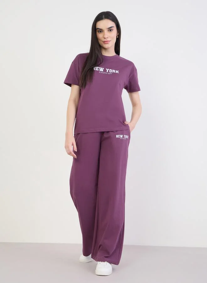 ستايلي طقم منسق من تيشيرت بقصة مربعة بكتابة وجوغر بأرجل واسعة