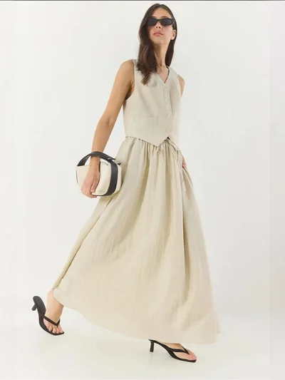 بيانكو لوتشي LUCCI V-Neck Vest and Maxi Skirt Two-Piece Coord Set