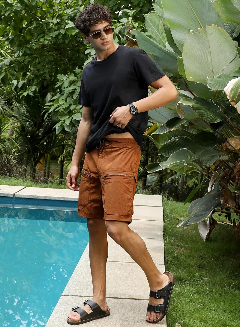 كامبوس سوترا Campus Sutra Men Modular-Utility Shorts | Textured Design With Practical Pockets | Durable Polyester Blend & Medium Stretch Fabric For Casual & Athletic Summer Wear | Brick Brown