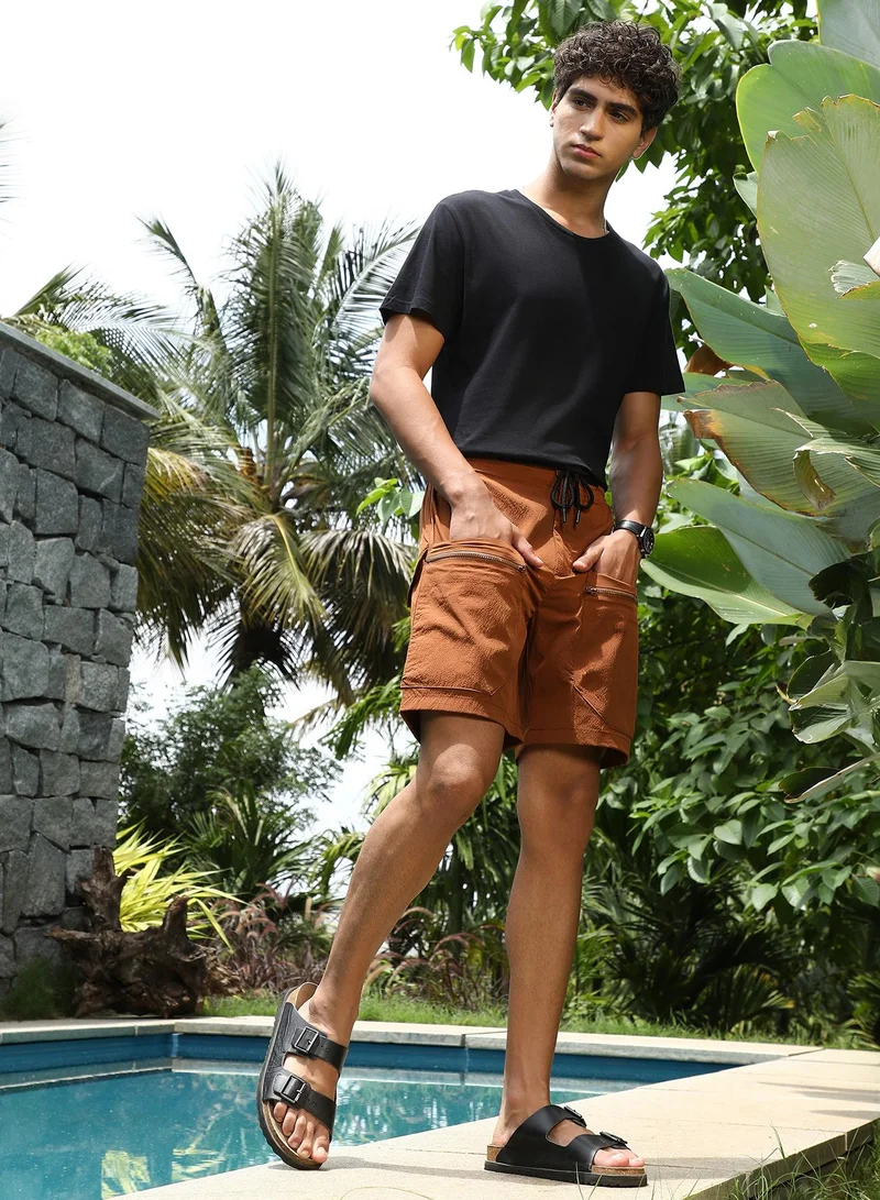 كامبوس سوترا Campus Sutra Men Modular-Utility Shorts | Textured Design With Practical Pockets | Durable Polyester Blend & Medium Stretch Fabric For Casual & Athletic Summer Wear | Brick Brown