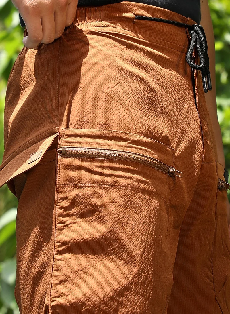 كامبوس سوترا Campus Sutra Men Modular-Utility Shorts | Textured Design With Practical Pockets | Durable Polyester Blend & Medium Stretch Fabric For Casual & Athletic Summer Wear | Brick Brown