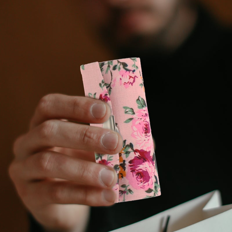 💄 حافظة أحمر شفاه من القماش مع مرآة وحقيبة تنظيم للمحفظة 4 قطع ألوان أسود أبيض وردي وأزرق - Image 2