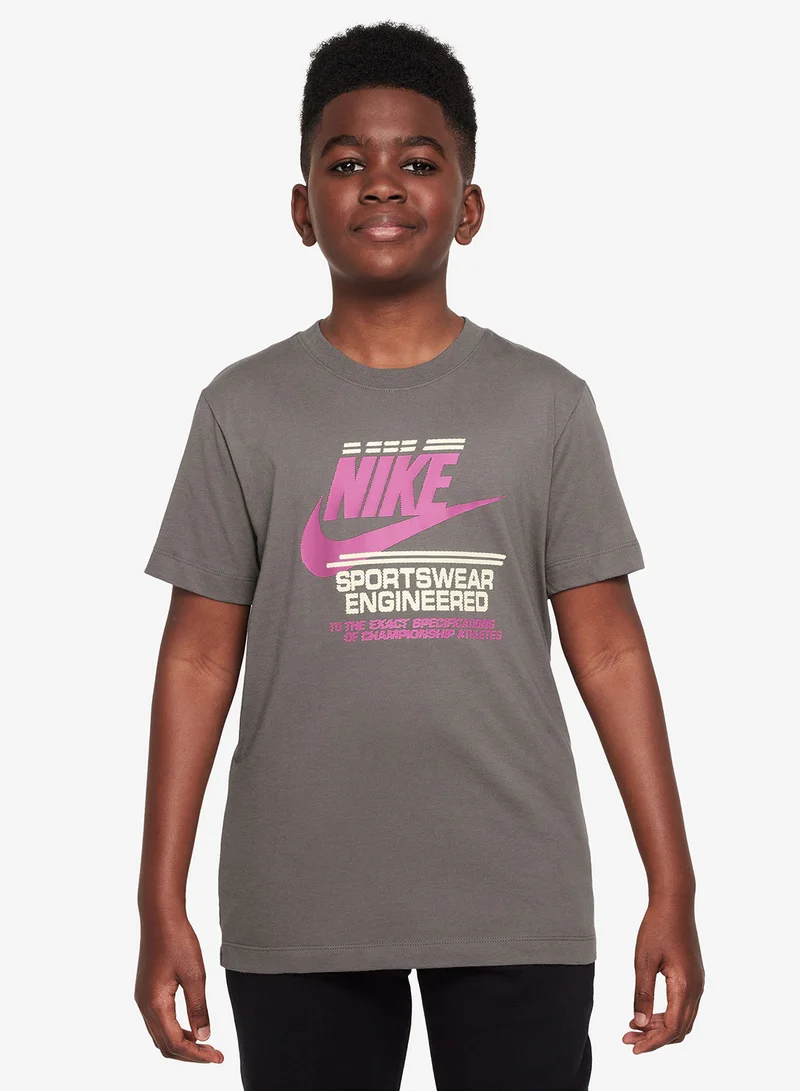 نايكي Nsw Brandmark Futura Logo T-Shirt