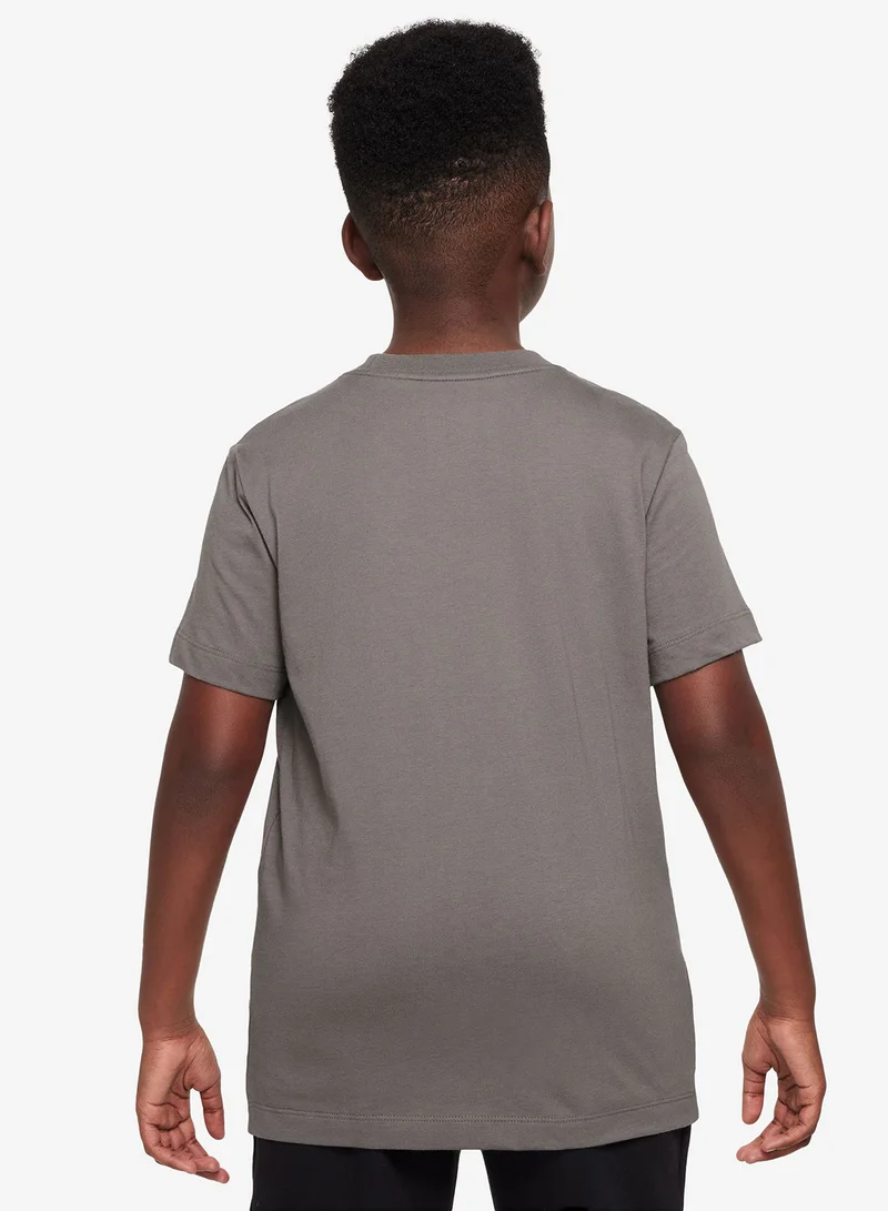 نايكي Nsw Brandmark Futura Logo T-Shirt