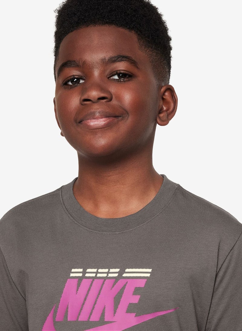 Nike Nsw Brandmark Futura Logo T-Shirt - Image 3