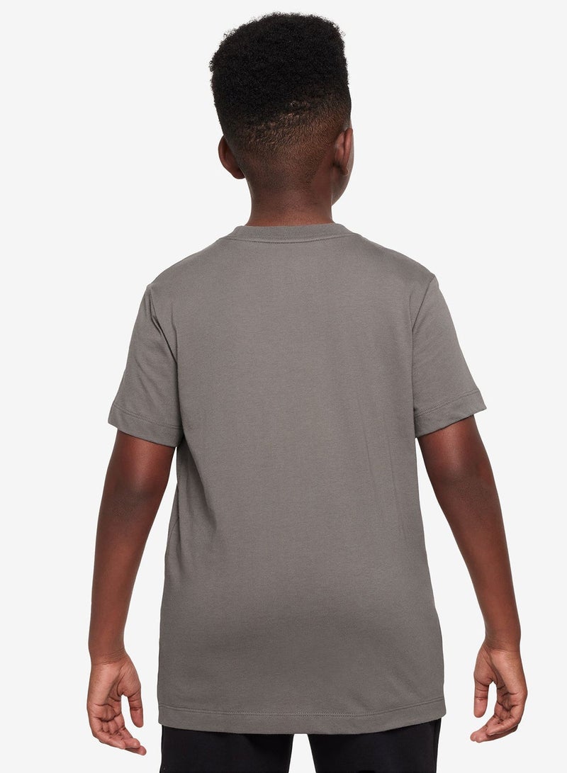 Nike Nsw Brandmark Futura Logo T-Shirt - Image 2