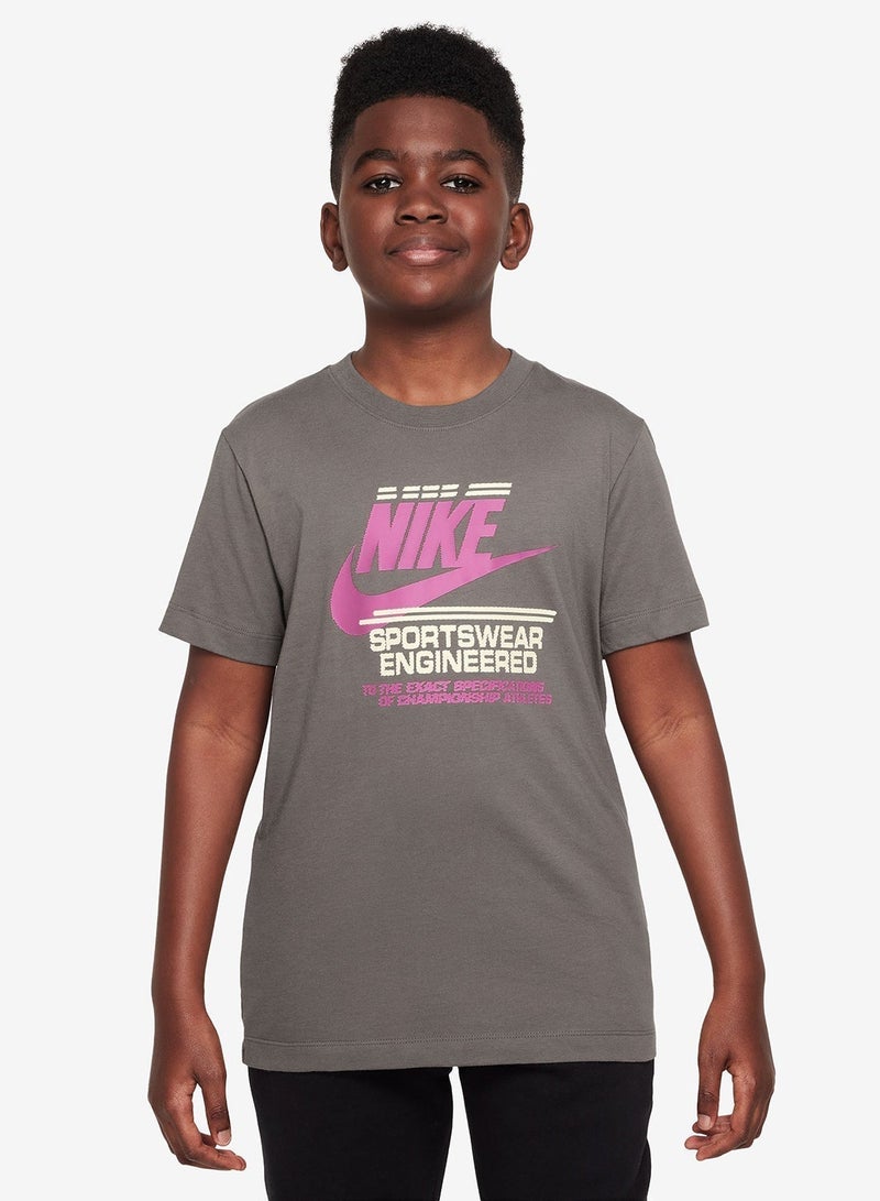 Nike Nsw Brandmark Futura Logo T-Shirt - Image 1