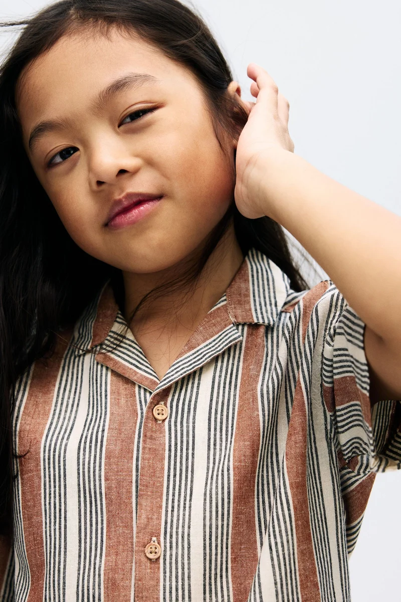 اتش اند ام قميص بياقة ريزورت من مزيج الكتان