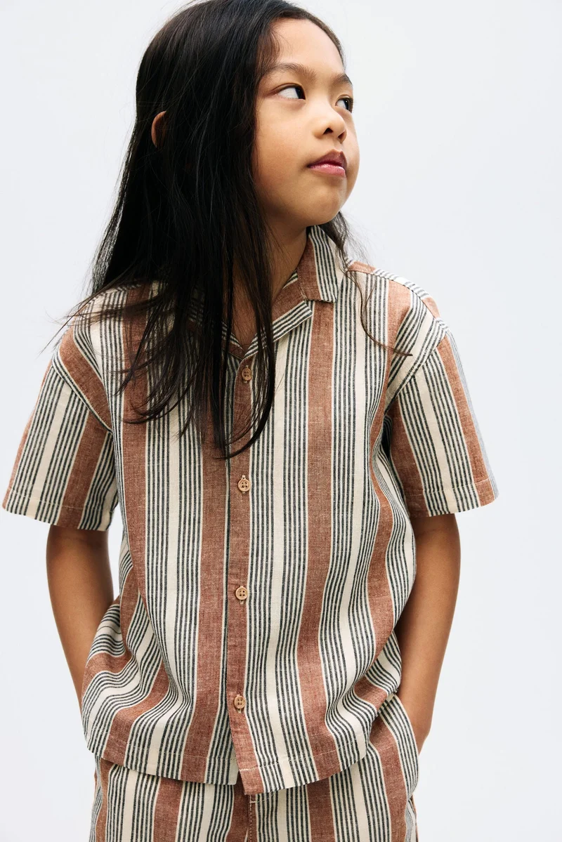 اتش اند ام قميص بياقة ريزورت من مزيج الكتان