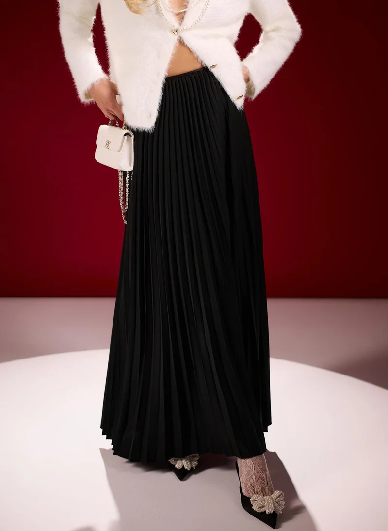 Lichi Pleated maxi skirt in dense fabric