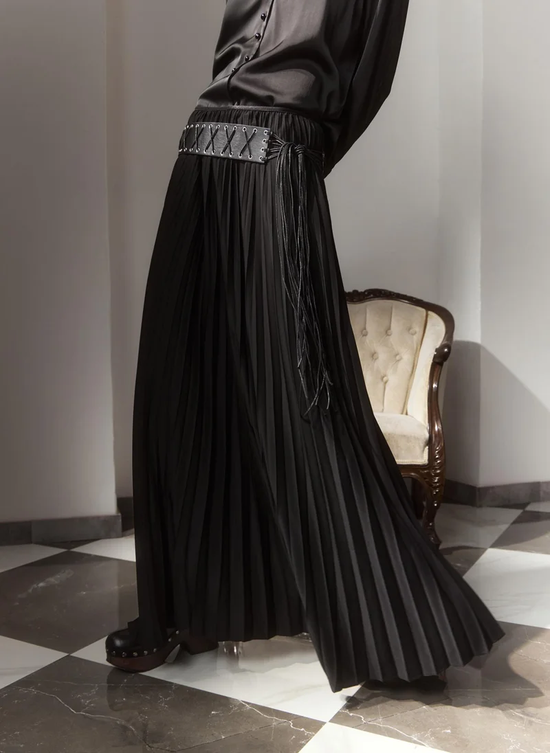 Pleated maxi skirt in dense fabric