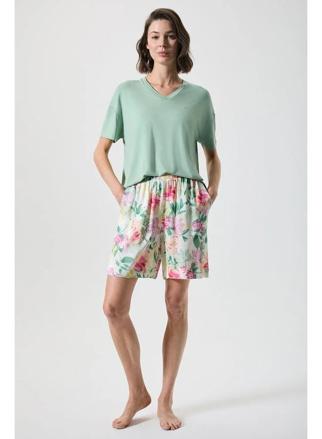 Summer breezy loose-fit shorts set.