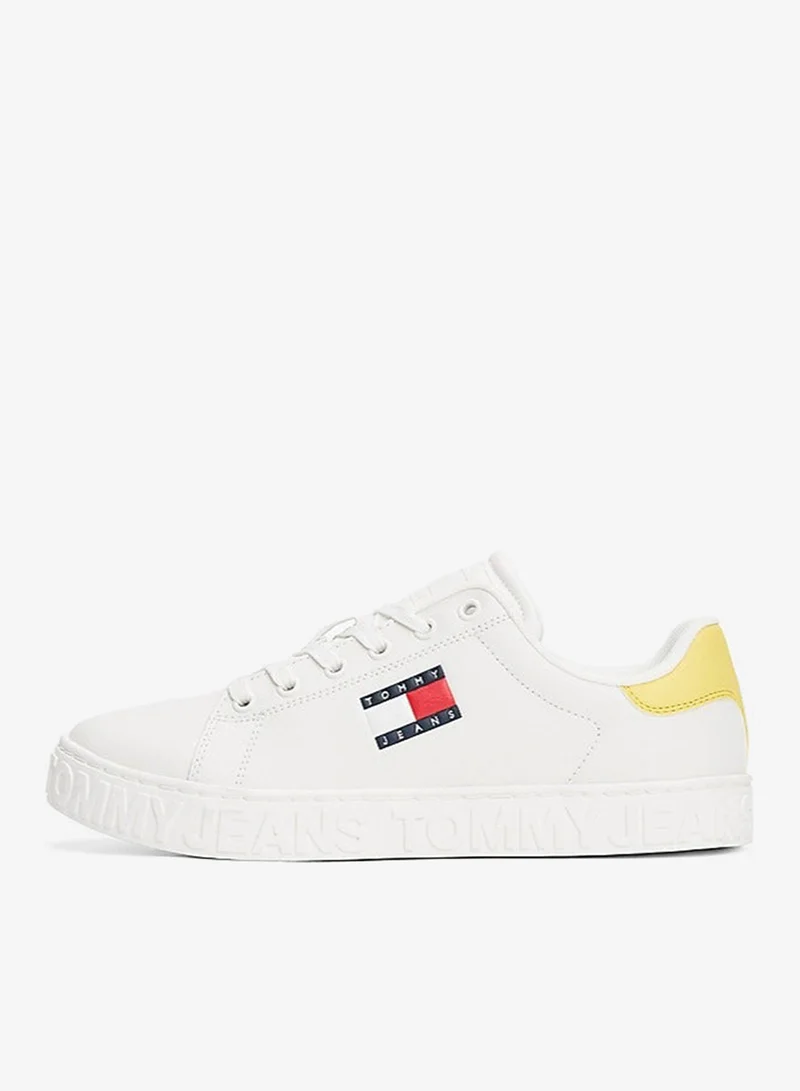 تومي جينز سنيكرز بشعار على النعل برباط علوي منخفض
