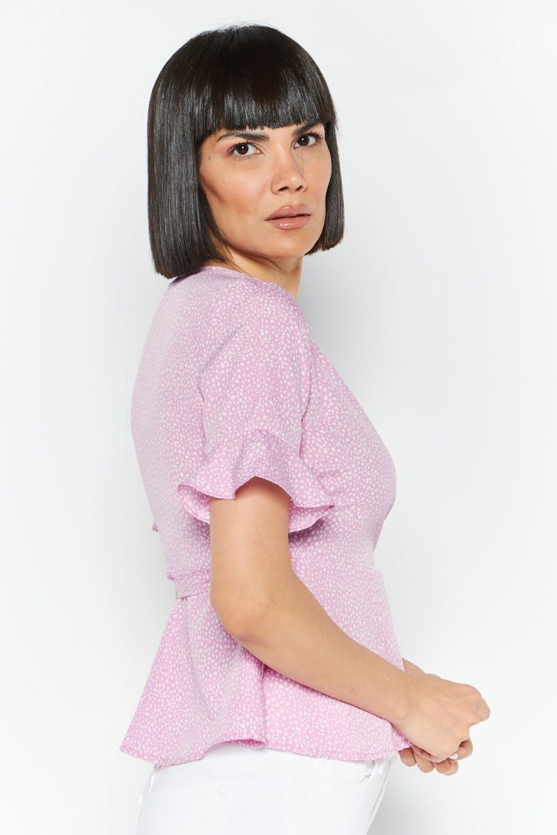 VERO MODA بلوزة نسائية بأكمام قصيرة وفتحة عنق متقاطعة، لون بنفسجي فاتح - Image 3