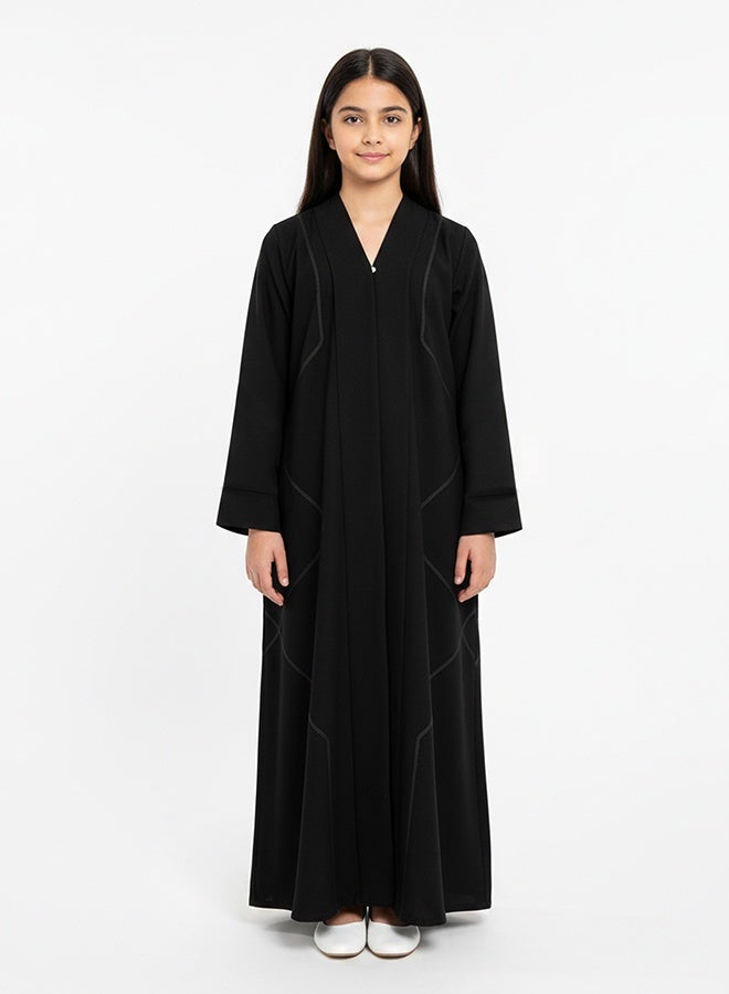 HAWRAA ABAYA Black girls’ abaya with a snap-button closure, adorned with braided trim, featuring a flexible design - Image 5