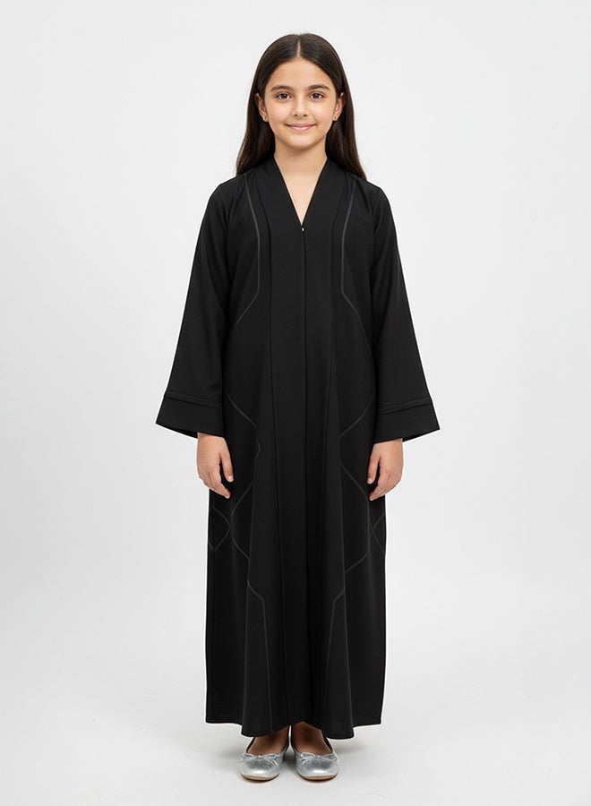 HAWRAA ABAYA Black girls’ abaya with a snap-button closure, adorned with braided trim, featuring a flexible design - Image 3