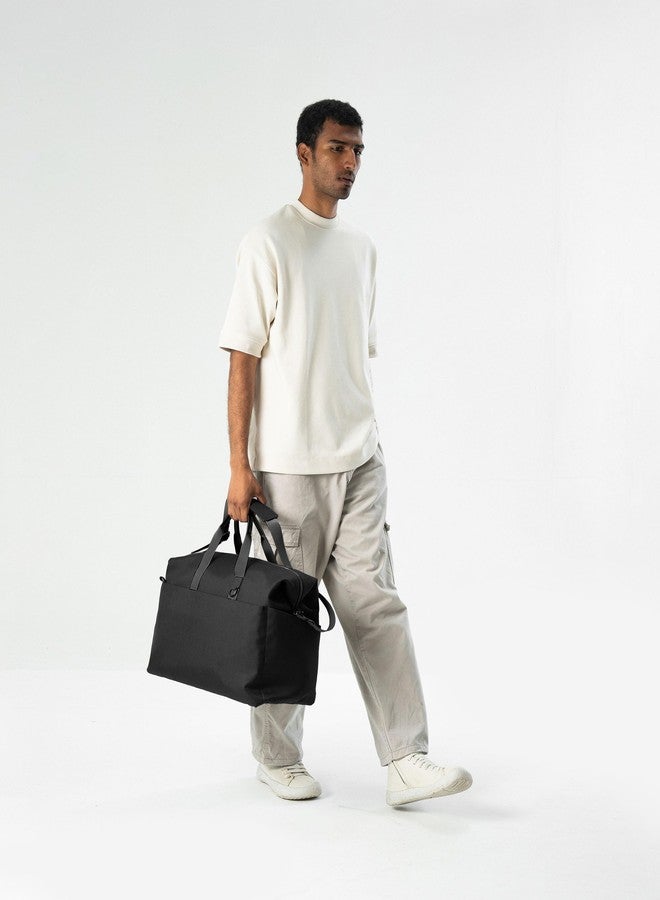 دايلي أوبجيكتز حقيبة سفر DailyObjects PET سوداء اللون، بتصميم كروسبودي، سعة 39 لترًا، للرجال والنساء | مصنوعة من مواد معاد تدويرها بنسبة 100% | حقيبة كتف أنيقة للسفر | حزام قابل للفصل | متينة وواسعة | حقيبة رياضية مزودة بجيب لعربة السفر - Image 3