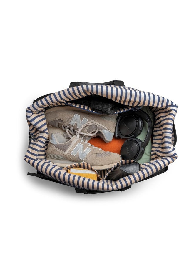 دايلي أوبجيكتز حقيبة سفر DailyObjects PET سوداء اللون، بتصميم كروسبودي، سعة 39 لترًا، للرجال والنساء | مصنوعة من مواد معاد تدويرها بنسبة 100% | حقيبة كتف أنيقة للسفر | حزام قابل للفصل | متينة وواسعة | حقيبة رياضية مزودة بجيب لعربة السفر - Image 4