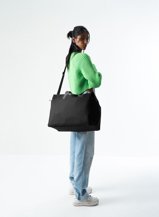 دايلي أوبجيكتز حقيبة سفر DailyObjects PET سوداء اللون، بتصميم كروسبودي، سعة 39 لترًا، للرجال والنساء | مصنوعة من مواد معاد تدويرها بنسبة 100% | حقيبة كتف أنيقة للسفر | حزام قابل للفصل | متينة وواسعة | حقيبة رياضية مزودة بجيب لعربة السفر - Image 2