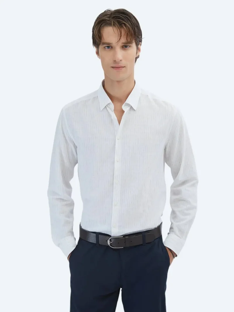 كيب قميص قطني أبيض مخطط بقصة عادية، مصنوع من قماش قطني 100%، مناسب للإطلالات الكاجوال.