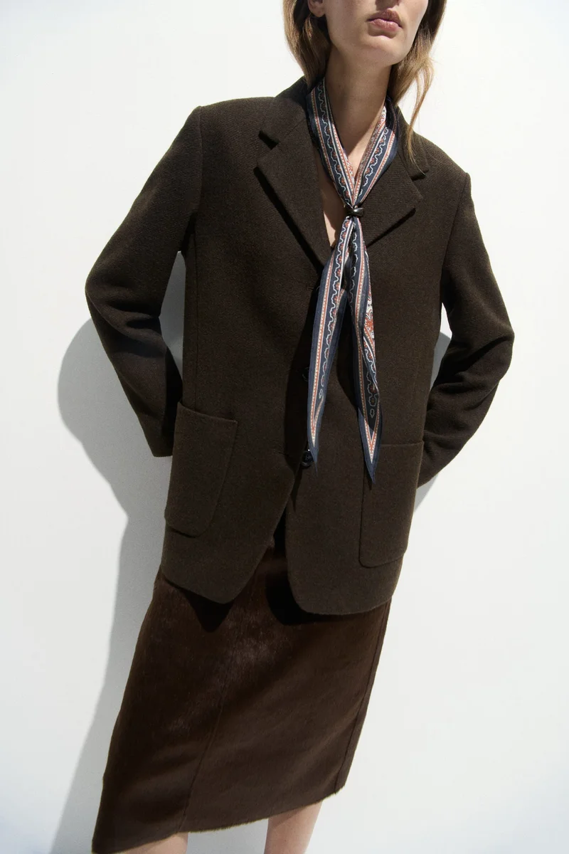 اتش اند ام وشاح للرقبة بتفاصيل خرز