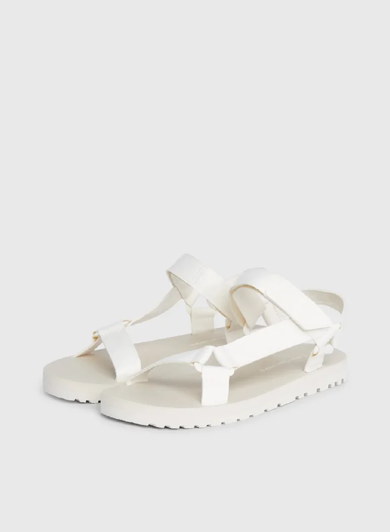 كالفن كلاين جينز صندل منسوج