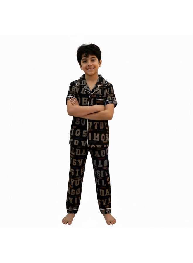 جوانا طقم بيجاما للأولاد بطبعة حروف، قميص بأزرار وبنطال، باللون الأزرق - Image 3