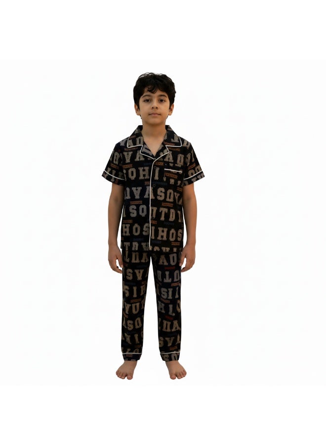 جوانا طقم بيجاما للأولاد بطبعة حروف، قميص بأزرار وبنطال، باللون الأزرق - Image 1