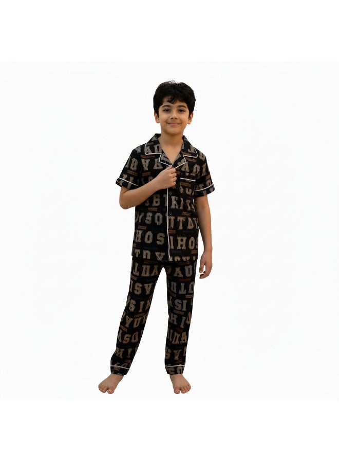 جوانا طقم بيجاما للأولاد بطبعة حروف، قميص بأزرار وبنطال، باللون الأزرق - Image 2