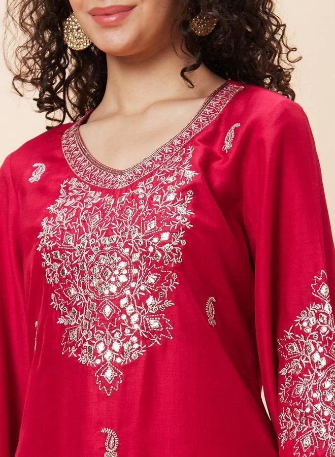 جلو باص طقم كورتا نسائي A-Line بأكمام واسعة مطرزة باللون الأحمر من Styli
