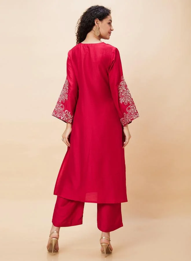 جلو باص طقم كورتا نسائي A-Line بأكمام واسعة مطرزة باللون الأحمر من Styli