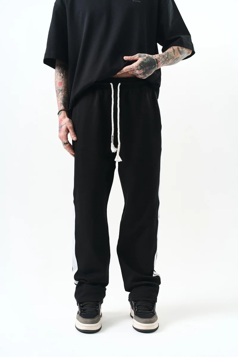 ريسباير بنطلون رياضي رجالي واسع (Baggy) متداخل (Interlock) بتفاصيل شريط، أسود