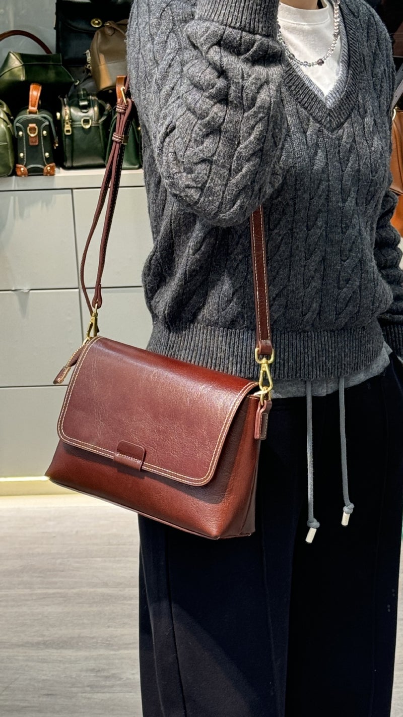 In Sanyuanli Women'S Commuter Bag, Top-Layer Cowhide Shoulder Bag, Crossbody Bag, Messenger Bag, Model - Image 1