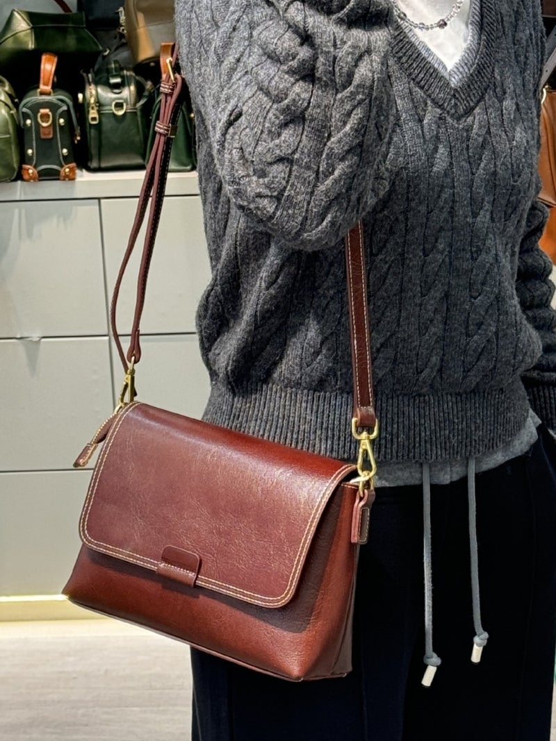 In Sanyuanli Women'S Commuter Bag, Top-Layer Cowhide Shoulder Bag, Crossbody Bag, Messenger Bag, Model - Image 3
