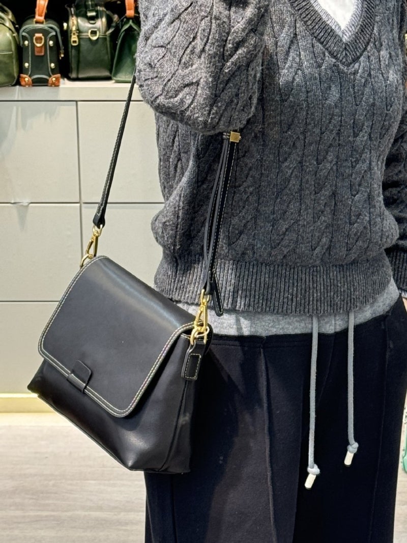 In Sanyuanli Women'S Commuter Bag, Top-Layer Cowhide Shoulder Bag, Crossbody Bag, Messenger Bag, Model - Image 2