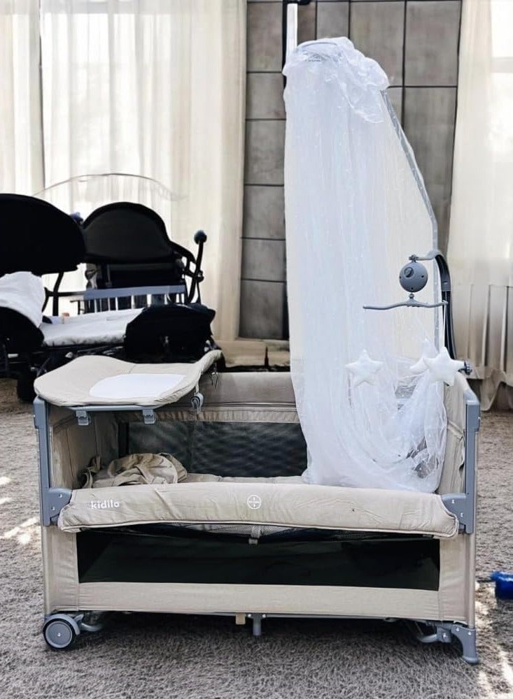 كيديليو سرير أطفال بجانب السرير مع سرير سفر قابل للطي بمستويات مختلفة مع شبكة ضد البعوض وألعاب كود (T702L) باللون  الرملي - Image 3