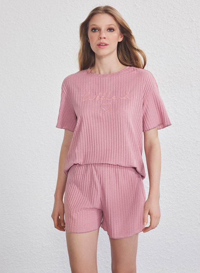 trendyol Dusty Rose Slogan and Heart Embroidered Ribbed Shorts Knitted Pajama Set - Image 3