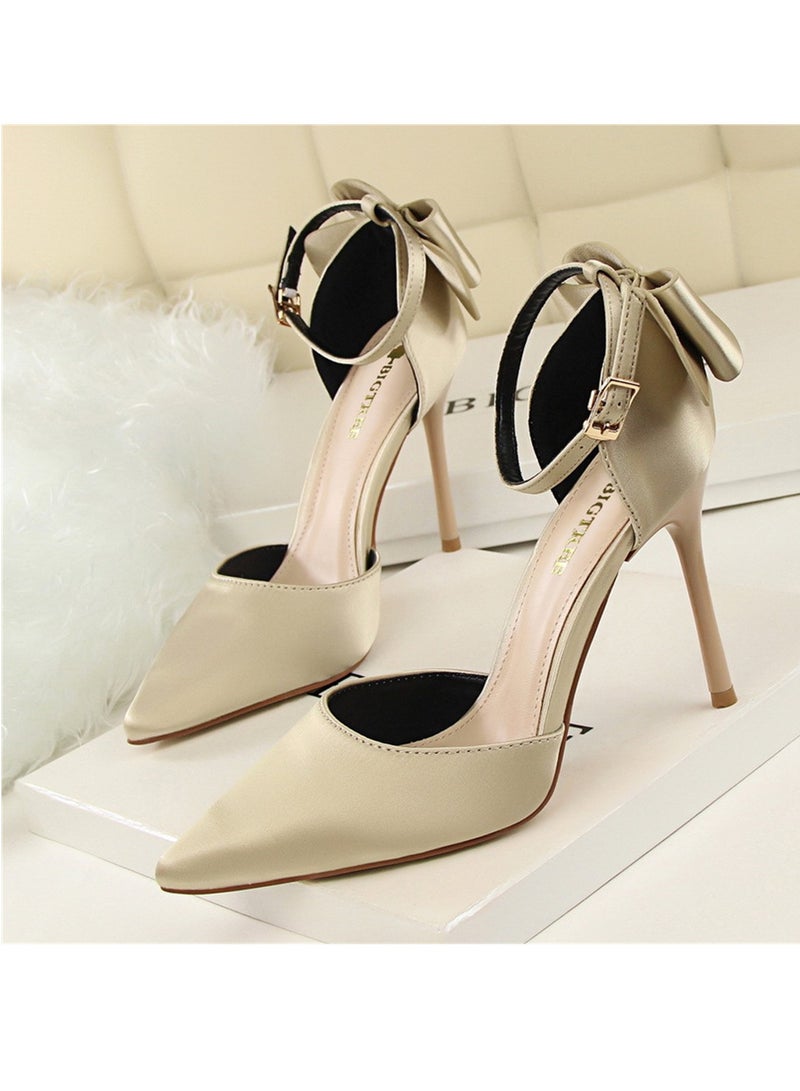 BIGTREE حذاء نسائي أنيق بكعب عالٍ 10 سم من الساتان بفتحة مدببة وفتحة رقبة مجوفة مع فيونكة مجوفة باللون البيج