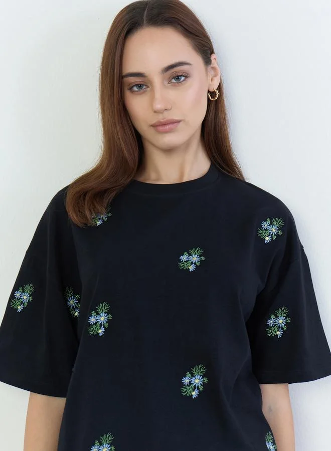 ستايلي تيشيرت واسع مُطرّز بزهور