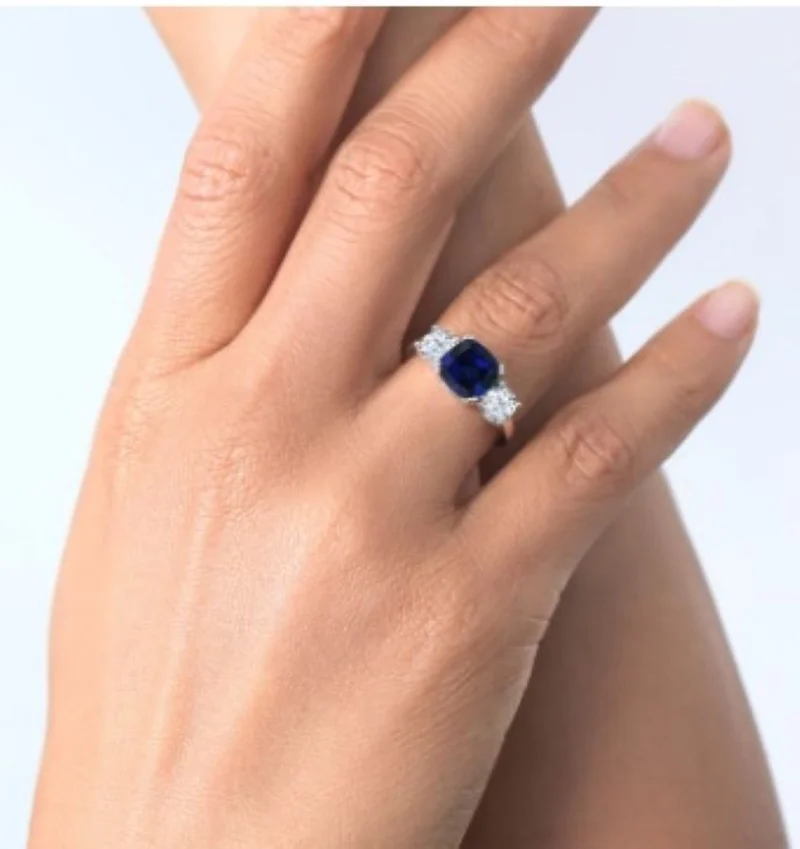 باكلي لندن BUCKLEY LONDON THE CARAT COLLECTION - SAPPHIRE CUSHION MEGHAN SPARKLE RING