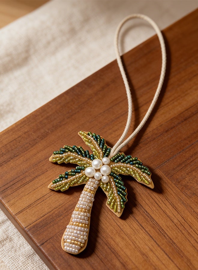 سلسلة مفاتيح على شكل شجرة نخيل بمناسبة اليوم الوطني السعودي، مصنوعة يدوياً بأناقة من خرز لامع وملون، تُستخدم كسلسلة مفاتيح، أو إكسسوار للحقائب، أو زينة للسيارة، هدية رائعة للنساء - Image 2