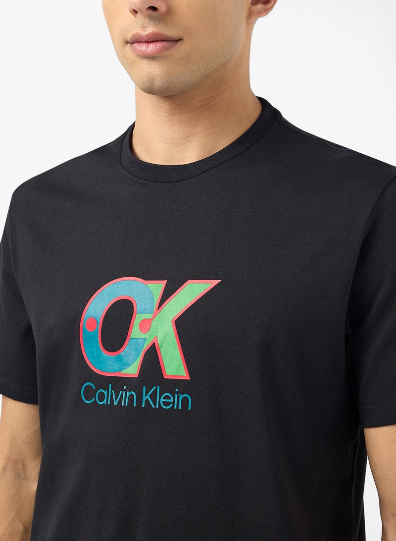 كالفن كلاين تيشيرت قصير بأكمام برسومات شعار - Image 3